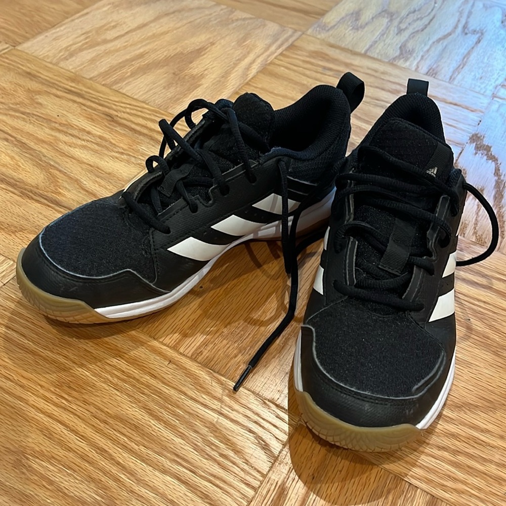 Adidas 7.5 women’s black gum sole volleyball shoes